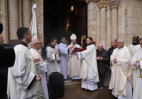 El obispo de Vitoria ha oficiado la misa en el Santuario de Estíbaliz.