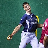 Loza suelta la derecha ante la mirada de Apezetxea.