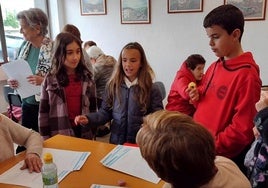 Los niños del Consejo de la Infancia de Erandio visitan una residencia de personas mayores.