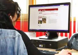 Una mujer consulta una página web en su ordenador.