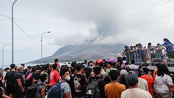 Más de 12.000 evacuados por las erupciones del volcán Ruang en Indonesia: «La montaña explotó»