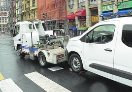 En un primer momento la grúa se lleva los vehículos al depósito municipal, salvo en los casos en los que ya están en muy mal estado.