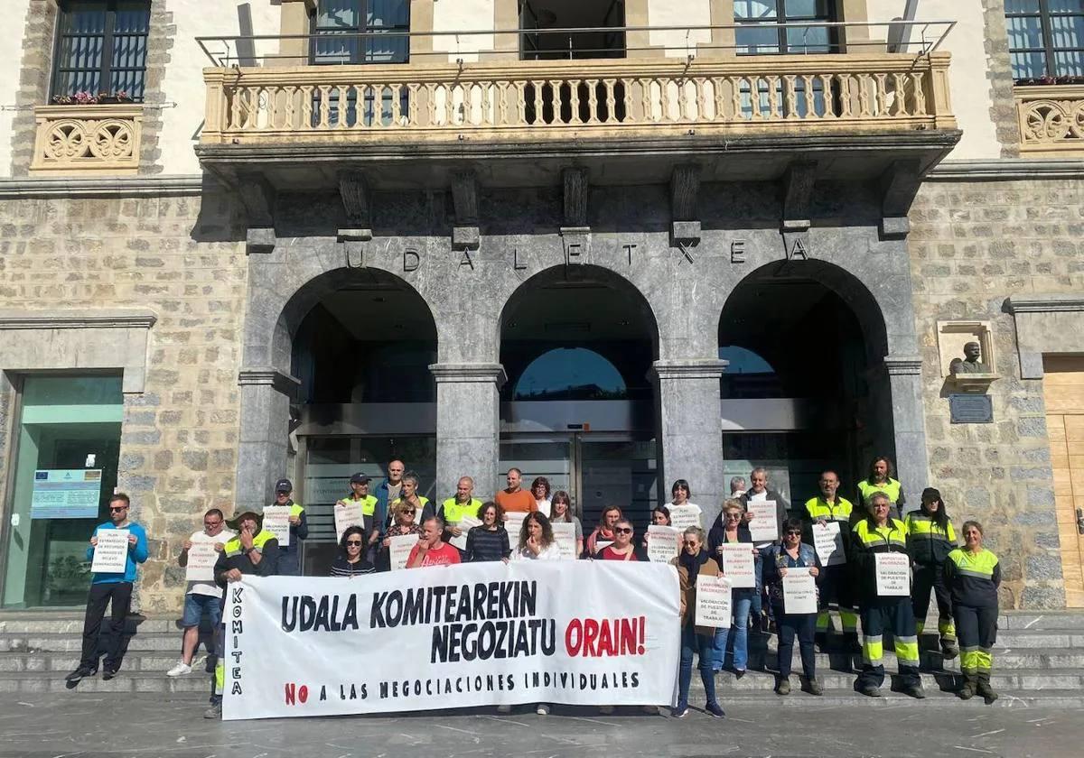 El comité se ha concentrado desde mediados de abril todos los viernes en la puerta del Ayuntamiento de Amurrio.