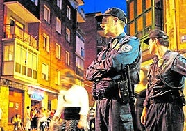Varios agentes de un operativo especial de fin de semana en Barakaldo.