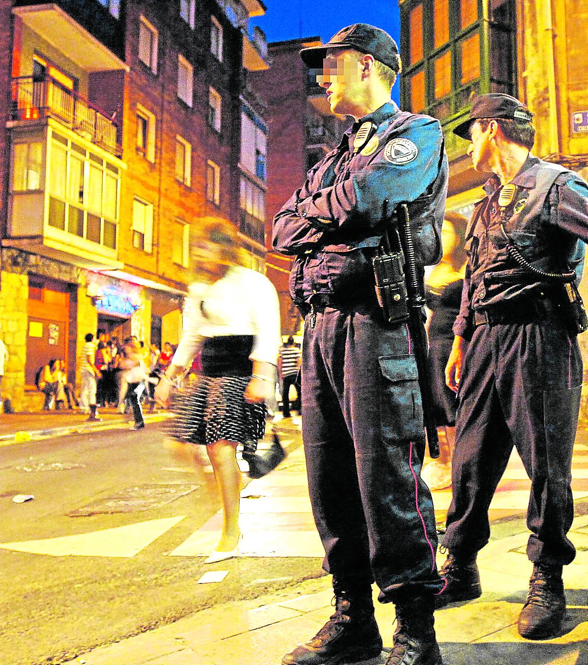 Varios agentes de un operativo especial de fin de semana en Barakaldo.