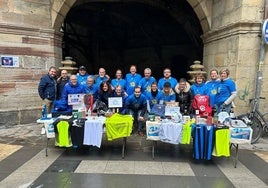 Los voluntarios de los diferentes clubes posan con la cesta solidaria.