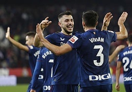 Paredes y Vivian celebran un gol.
