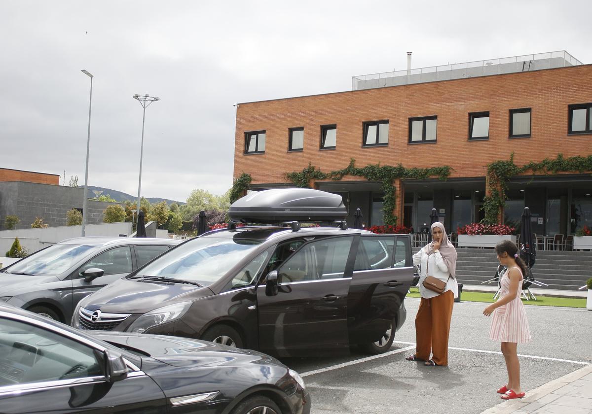 Dos mujeres ajenas a la información descansan en el Ruta de Europa.