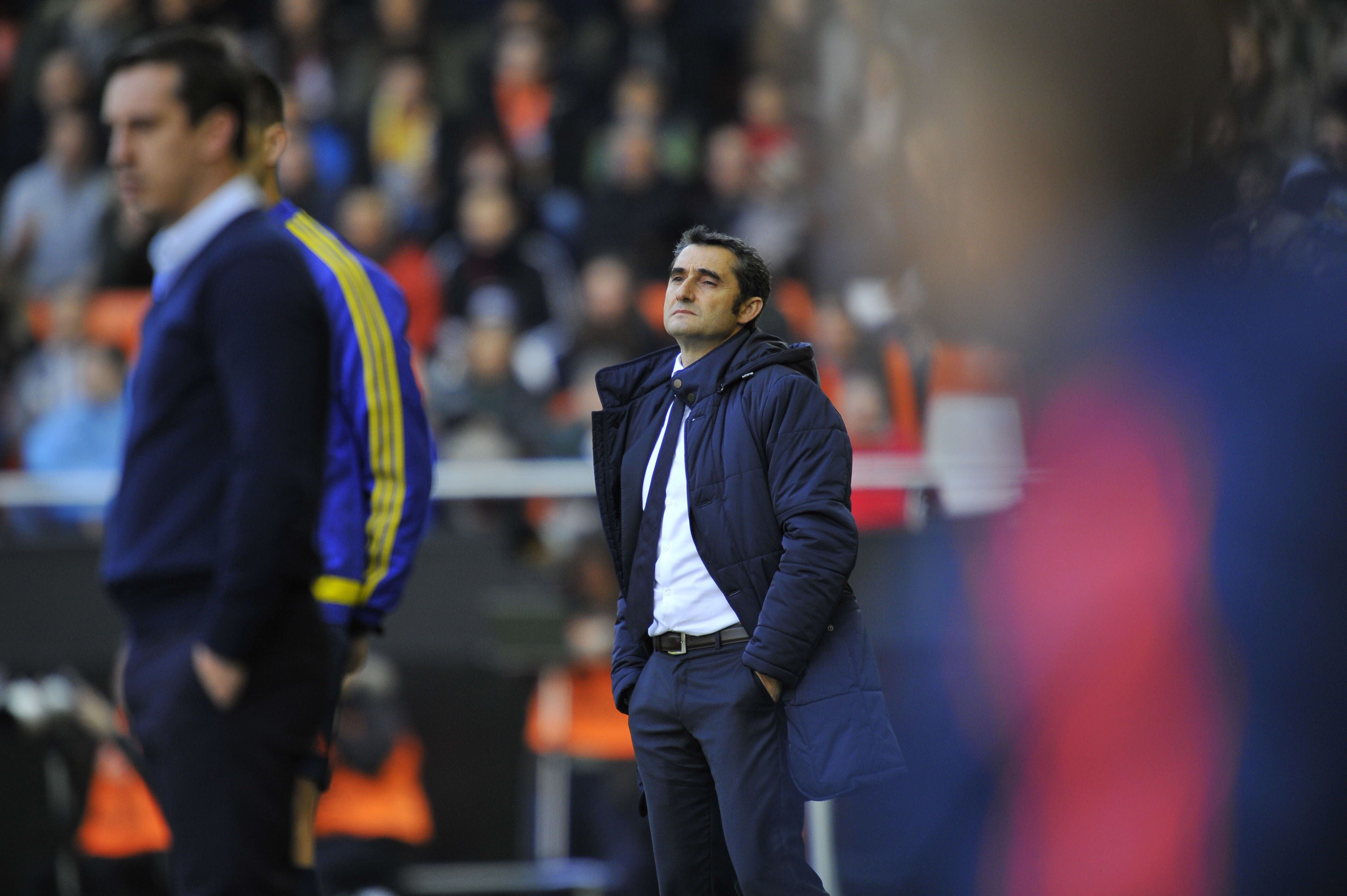 Valverde, al fondo, en un partido contra Neville