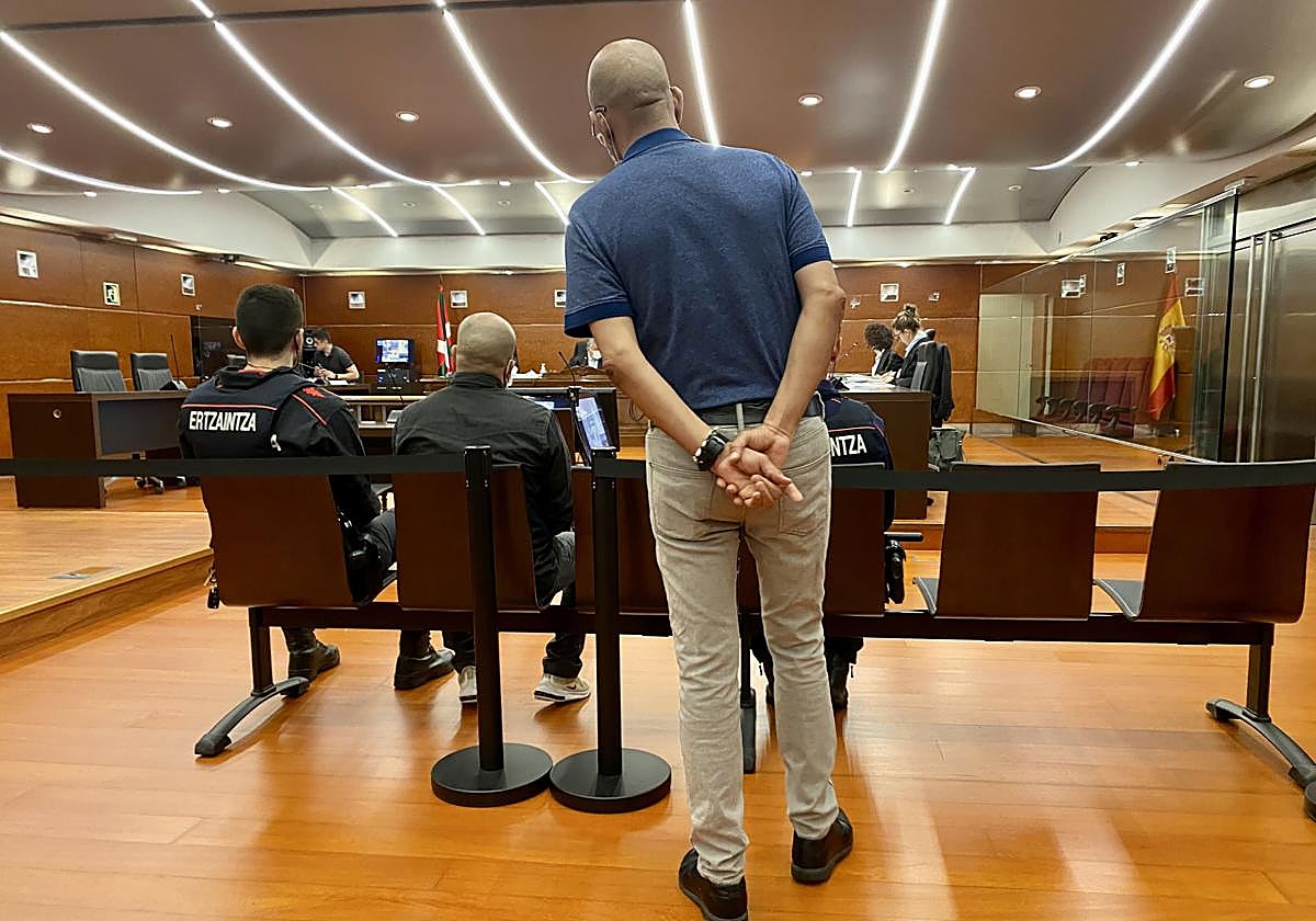 El ahora condenado en firme fue asistido por un traductor en el juicio celebrado en Vitoria.