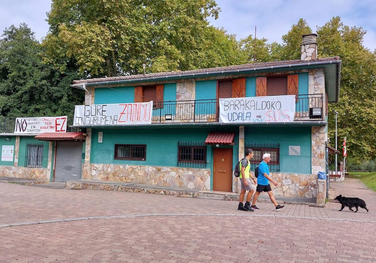 Desde hace meses numerosas pancartas son visibles en el barrio, en contra de la nueva línea de trenes de mercancías.