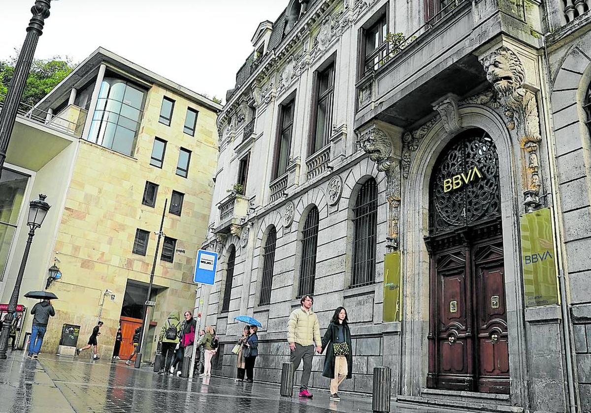 La histórica y todavía actual sede social del BBVA en la Plaza San Nicolás de Bilbao.