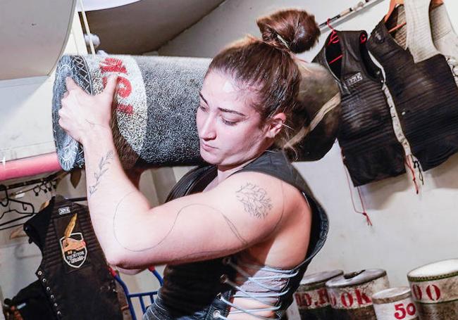 Sara Jiménez de Aberásturi , entrenando una alzada en el harri-toki de Aranalde.