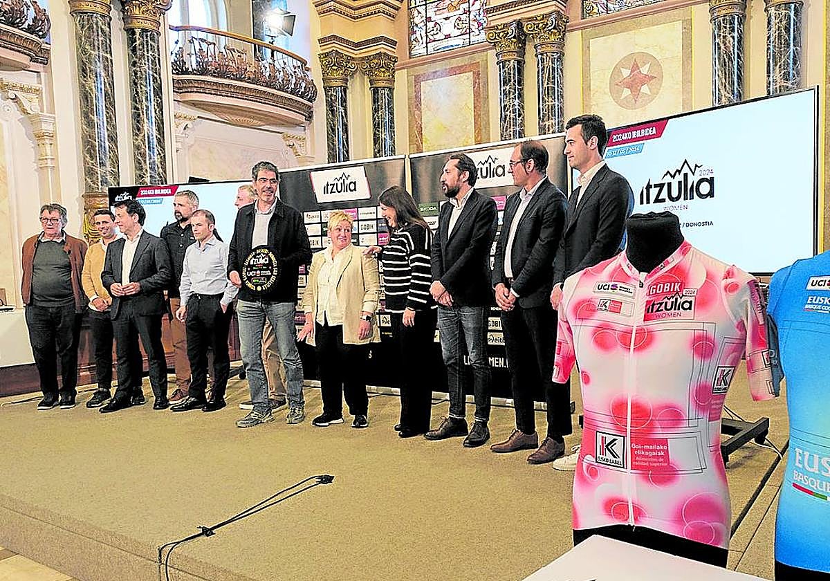 Organizadores, patrocinadores y personalidades del ciclismo, durante la presentación de la Itzulia Women.