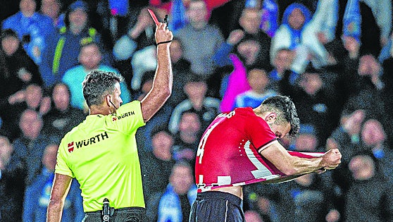 El Athletic sobrevive a dos rojas, un penalti y 34 remates en contra