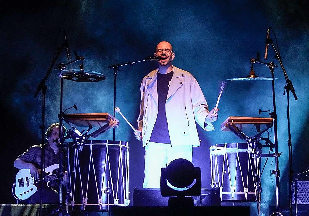 El macaense batiendo los tambores.