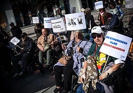 Las personas que se concentraron reclamaban poder decidir quién les asiste.