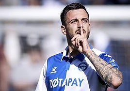 Joselu manda callar a un destinatario sin determinar tras marcar un gol con el Alavés al Rayo.