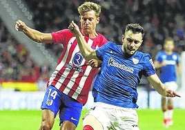 Paredes pugna con Marcos Llorente en el partido de a semana pasada en Madrid.