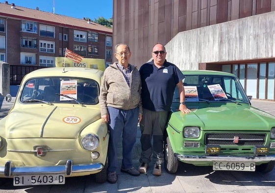 Aquilino Hernández y Jesús Martín, de la asociación de coches clásicos de Ortuella, posan con sus Seat 600 y 127.