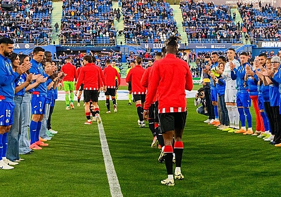 Los jugadores del Getafe le hacen el pasillo a los campeones de Copa.