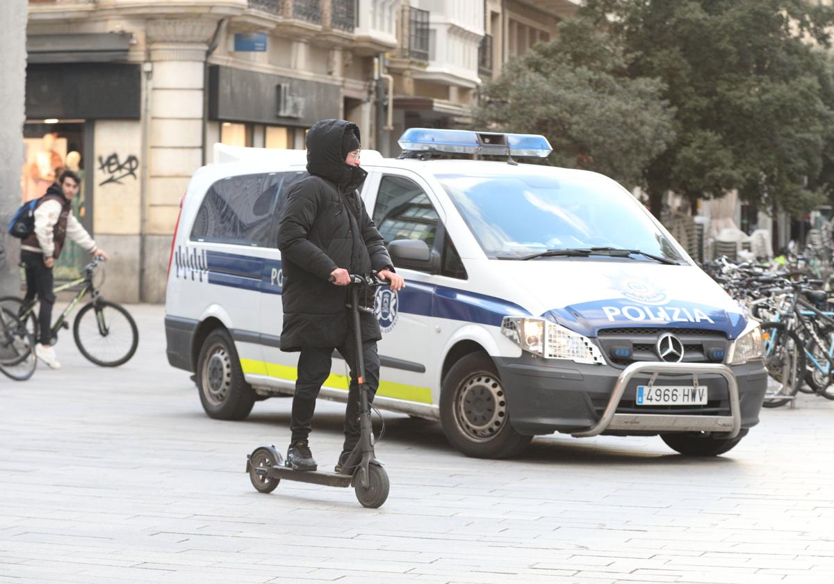 Con casco, fuera de las aceras... La norma para los patinetes que se aplica desde este sábado en Vitoria