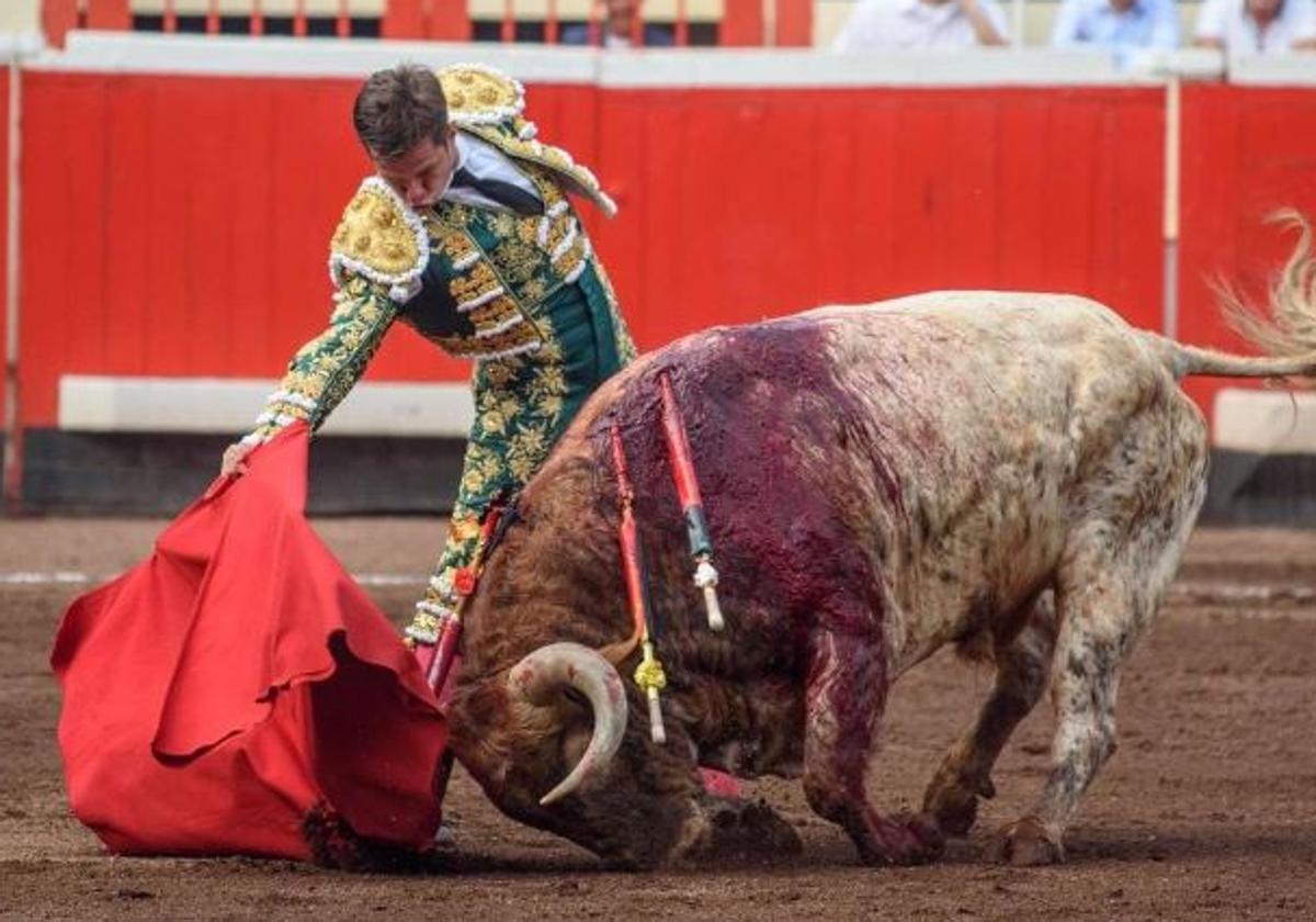 El Juli, último premiado, en plena faena.