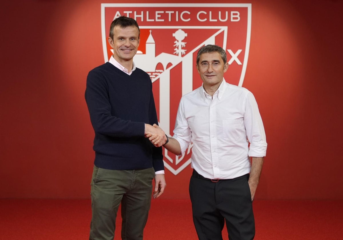Jon Uriarte y Ernesto Valverde tras la última renovación del técnico en febrero de 2023.