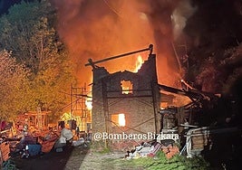 El incendio se ha originado a la media noche.