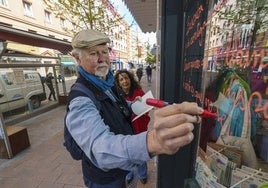 Juan Ramón Tramunt plasma su poema en el escaparate de la calle Gorbea.