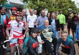 Astorqui saluda al término de la prueba cicloturista. Tras él Jaume Salva, el ciclista al que salvó la vida cuando era médico de la Vuelta a España.