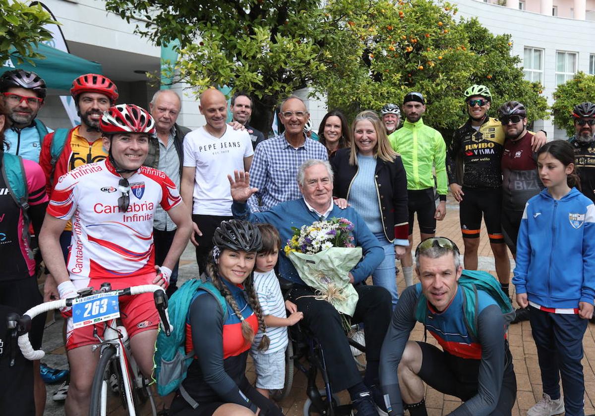 Astorqui saluda al término de la prueba cicloturista. Tras él Jaume Salva, el ciclista al que salvó la vida cuando era médico de la Vuelta a España.