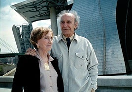 Eduardo Chillida, con su esposa Pilar en el Guggenheim en 1999.