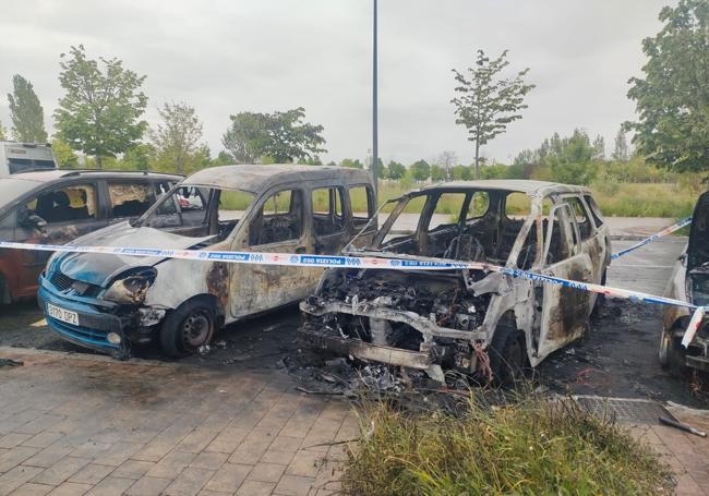 Así han amanecido los coches calcinados.