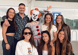 Disfraz de payaso, camisetas rosas, playa... Así es la segunda despedida de soltera de la novia de Iñaki Williams en Valencia