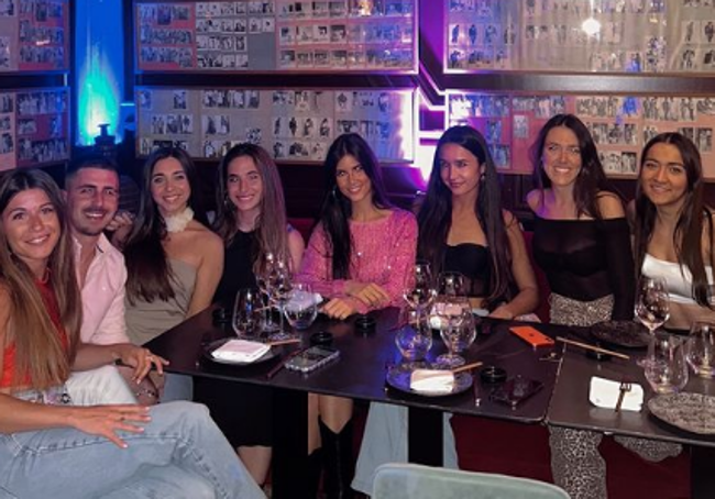 Patricia Morales junto a su cuadrilla de amigas.