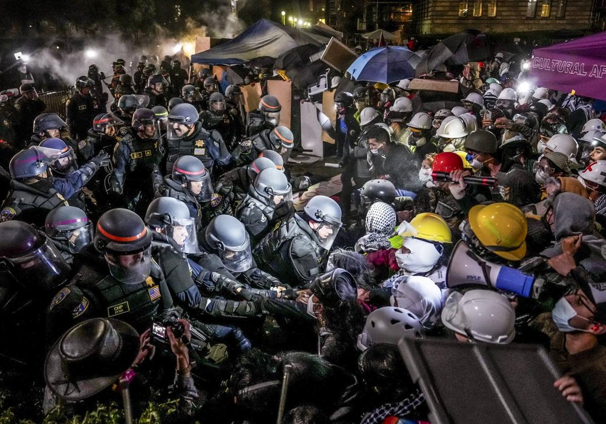 Los antidisturbios se enfrentan con los estudiantes en la Universidad de Los Ángeles