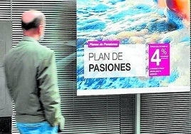 Anuncio de plan de pensiones en la oficina de una entidad financiera.