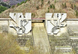 'Urbidea' (1994), en la presa de Arriaran de Beasain, fue en su momento la mayor obra escultórica en hormigón.