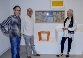 La familia de Néstor Basterretxea, junto a varios diseños del artista, en el Artium.