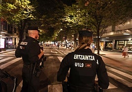 Agentes de la Ertzaintza en una actuación ajena a esta información.