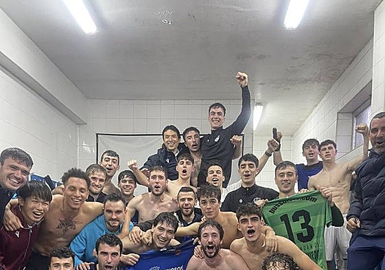 El Deusto celebró en La Florida su clasificación al play-off de ascenso.