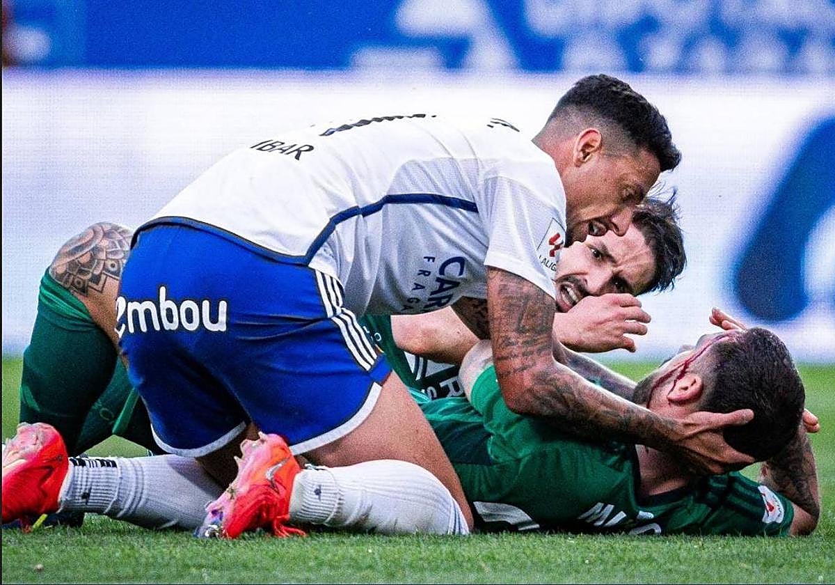 Los jugadores del Burgos CF endidos en el suelo tras chocar de cabeza.