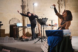 Elisa Rueda recita sus poemas acompañada de la música de Honorino García.