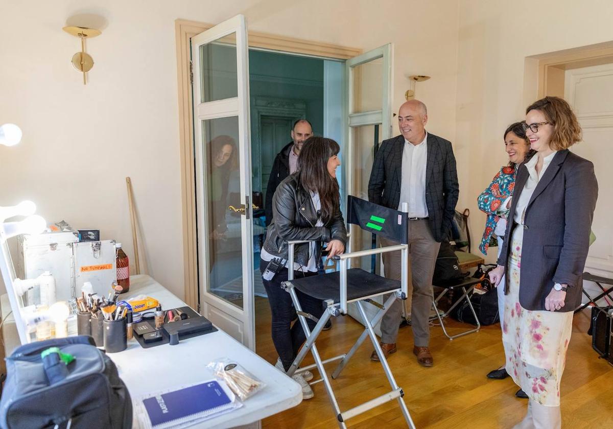 El alcalde de Leioa, Iban Rodríguez, y concejales visitan al equipo de grabación de 'Karmele' en el Palacio Artaza.