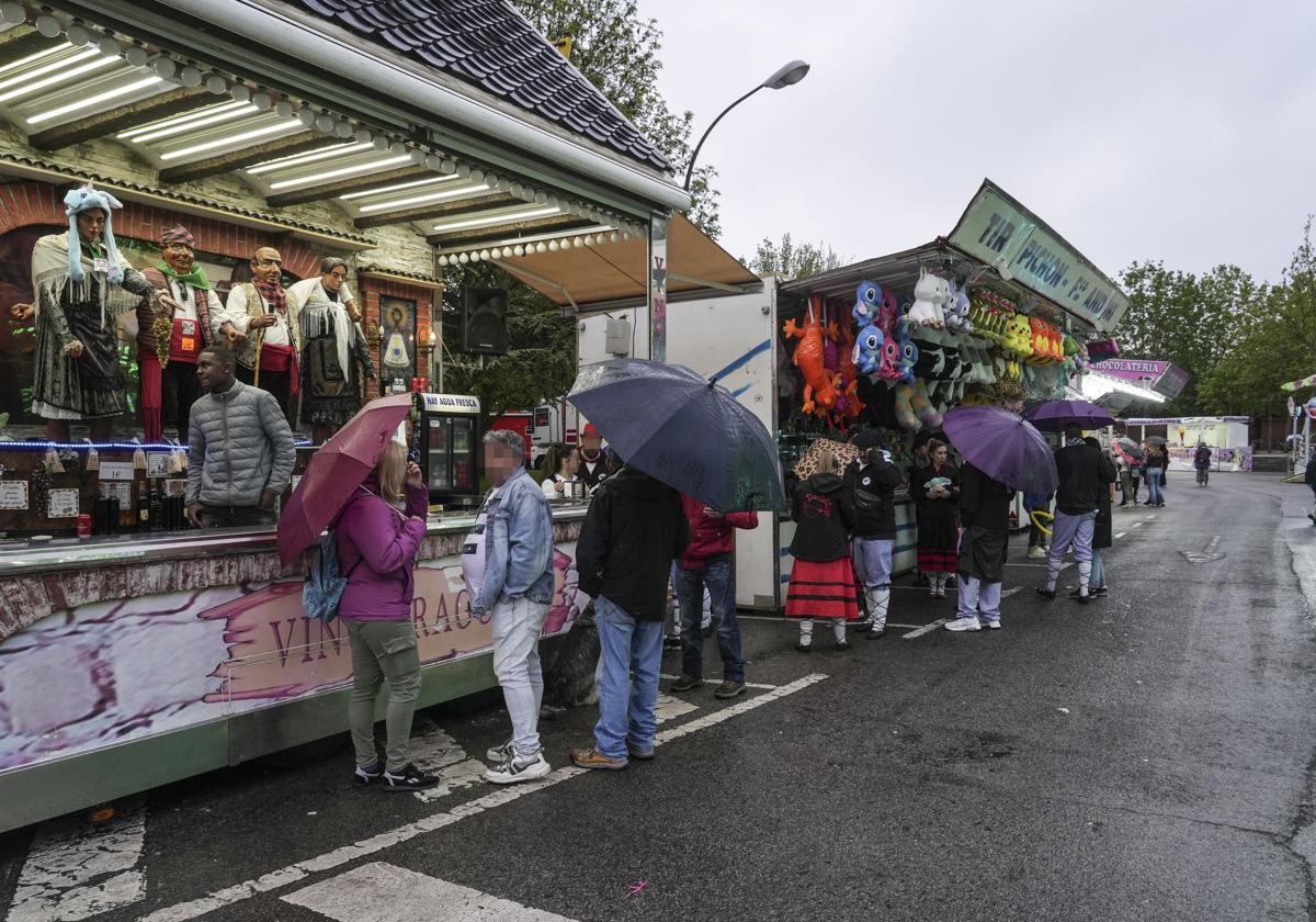 Asistentes a las fiestas del barrio vitoriano de Abetxuko en la tarde de ayer, domingo.