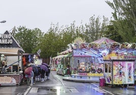 Asistentes a las fiestas del barrio vitoriano de Abetxuko en la tarde de ayer, domingo.