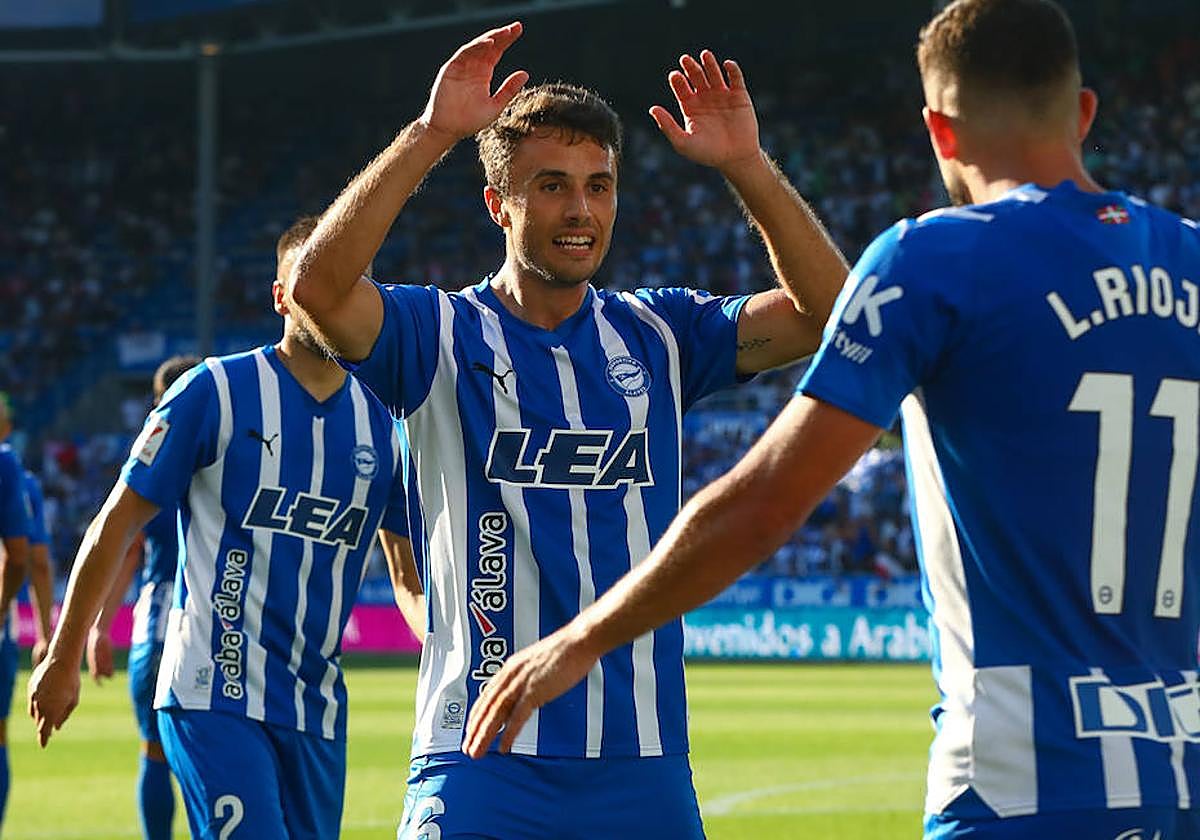 Ander Guevara celebra con sus compañeros.