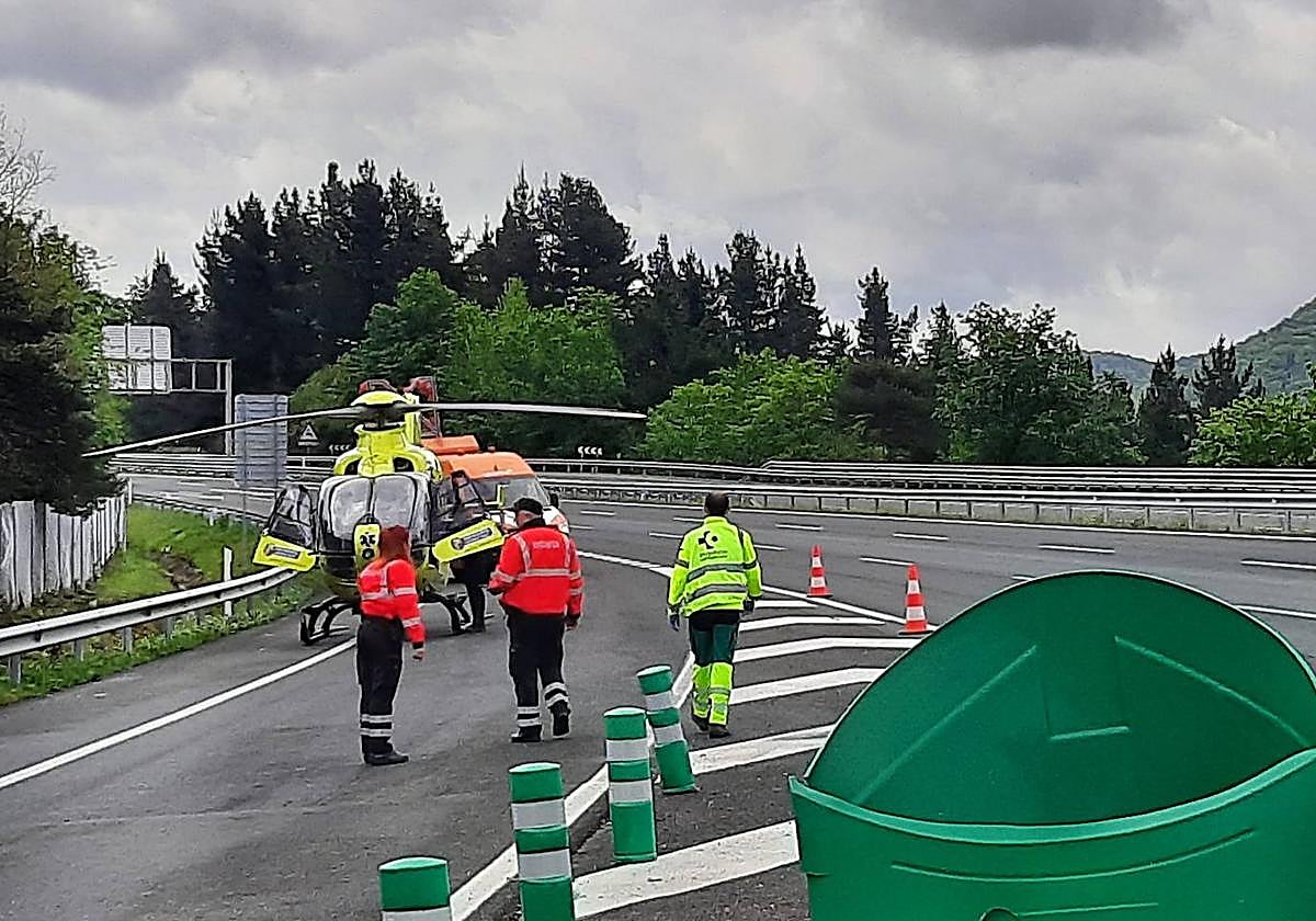 La autopista se ha cerrado para el aterrizaje del helicóptero.