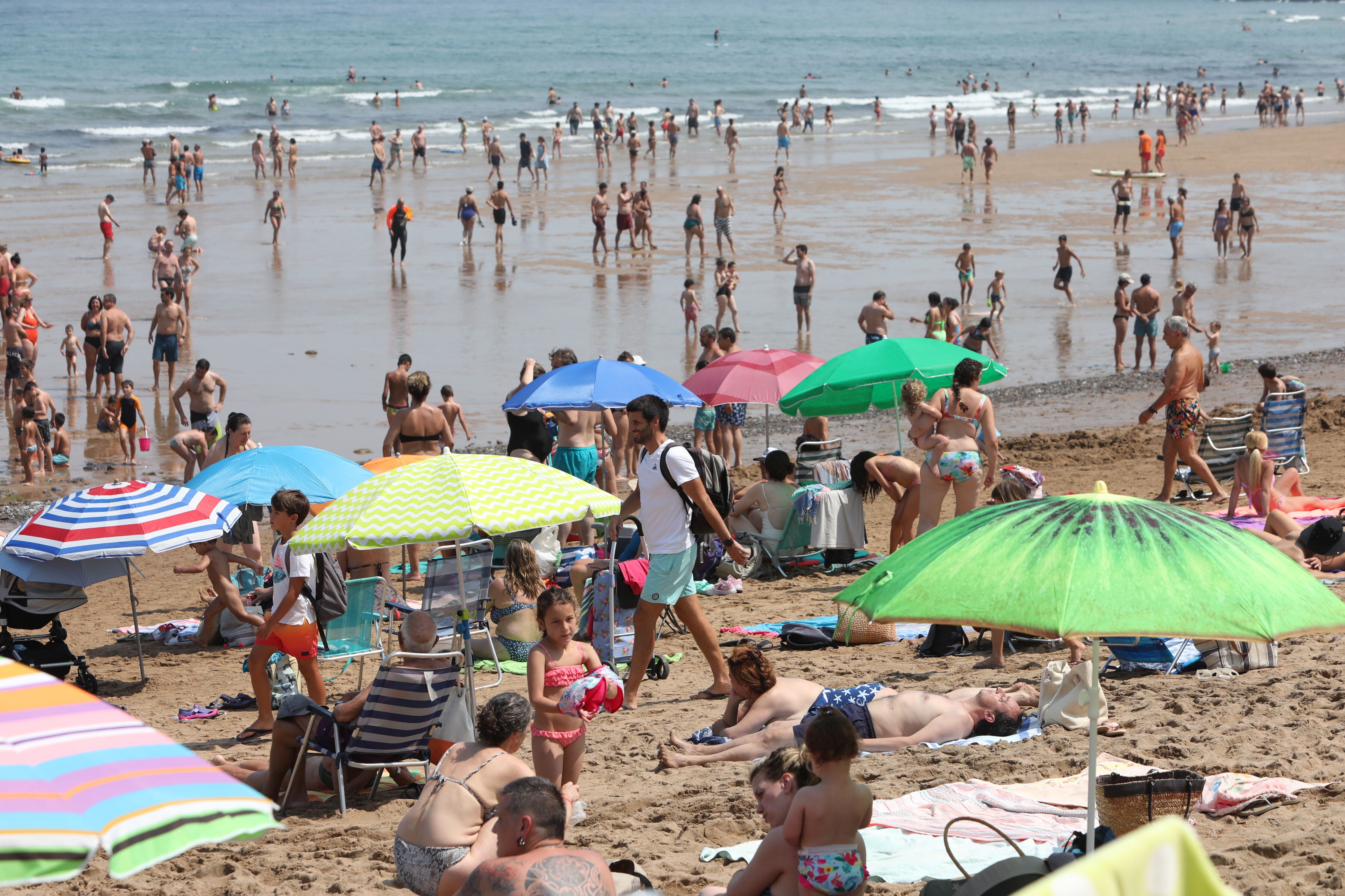 La Bandera Azul ondeará de nuevo este verano en la playa de Bakio.